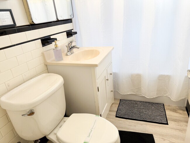 Foto del edificio - 248 Corey Rd