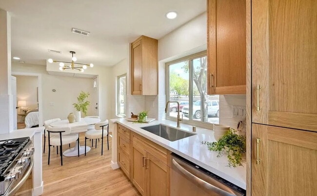 Building Photo - Stunning corner-unit condo in prime West M...