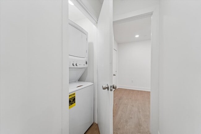Building Photo - 812 W Roosevelt Blvd