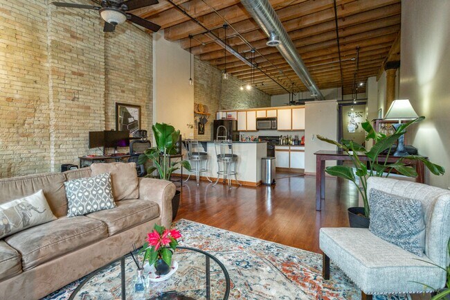 Building Photo - STUNNING - 1 bed, 1 bath / Appliances/ Par...