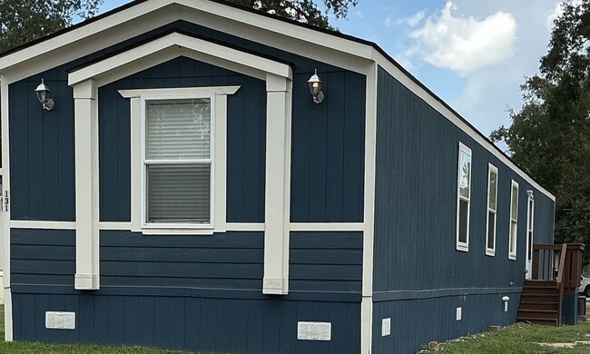 Building Photo - 131 Eloise St