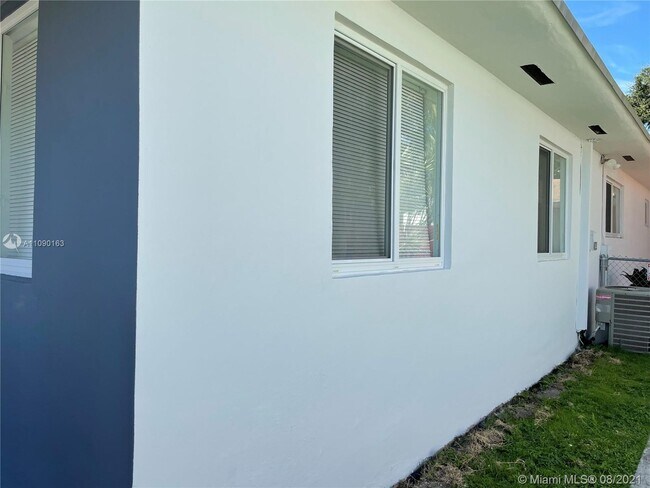 Building Photo - 1129 SW 13th St