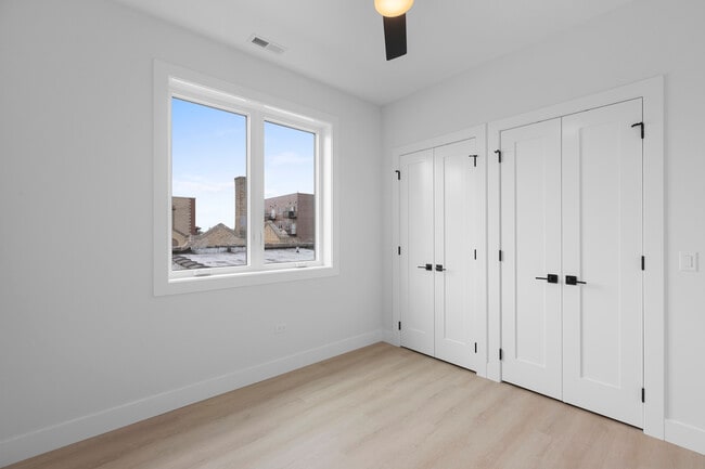Building Photo - 906 W Dakin St