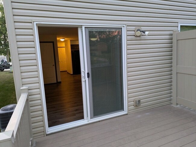 Building Photo - 585 Birch Hill Dr