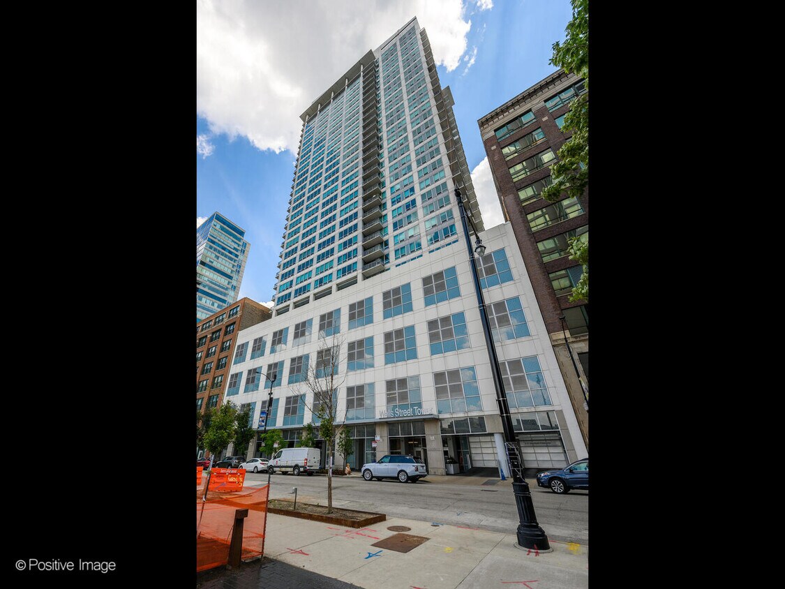 Primary Photo - 701 S Wells St