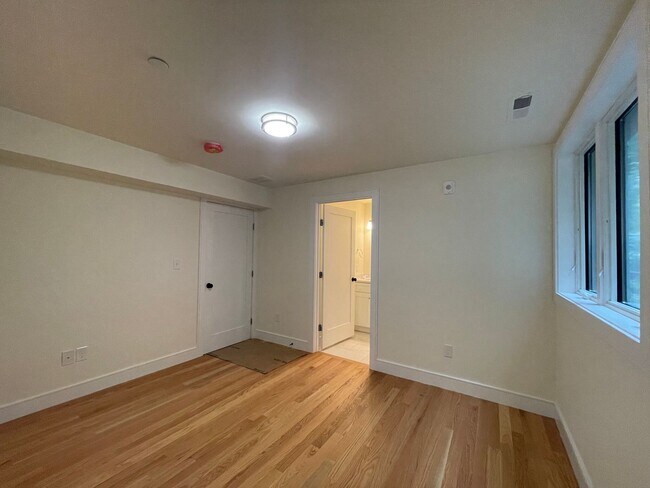 Building Photo - Gorgeous newly renovated three bedroom - B...