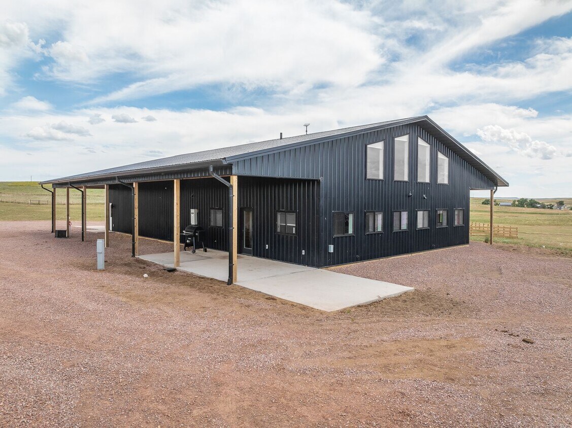 Foto principal - 4 BED | 2 BATH | BARNDOMINIUM | HOT SPRING...