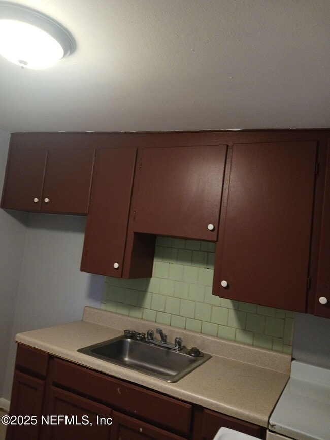 Foto del edificio - 1145 W 25th St