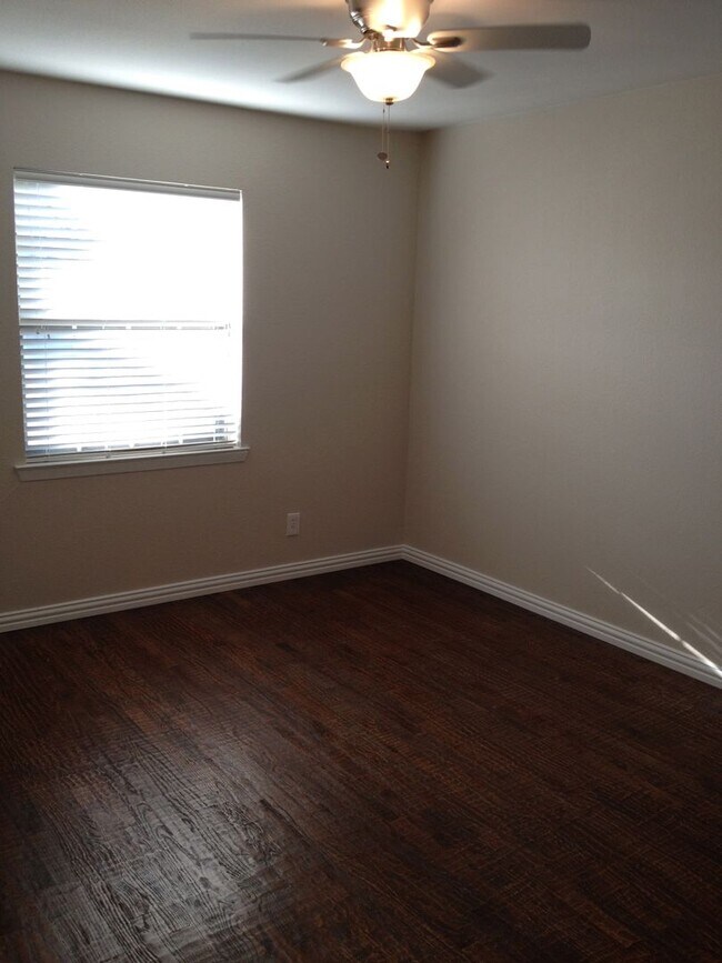 Building Photo - 4 bedroom / 3 bath in Irving