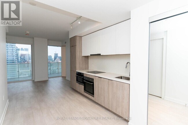 Building Photo - 15 Queens Quay E