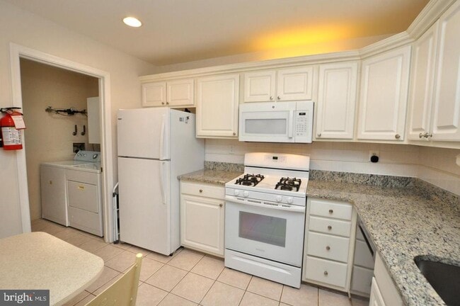 Building Photo - 29 Village Ln