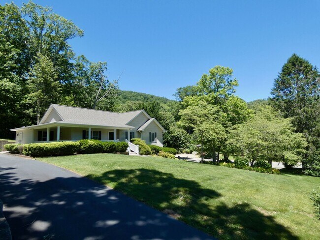 Building Photo - Haw Creek Gem