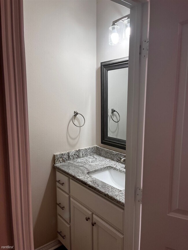 Building Photo - 3 br, 3.5 bath Duplex - 204 Luther St Apt ...