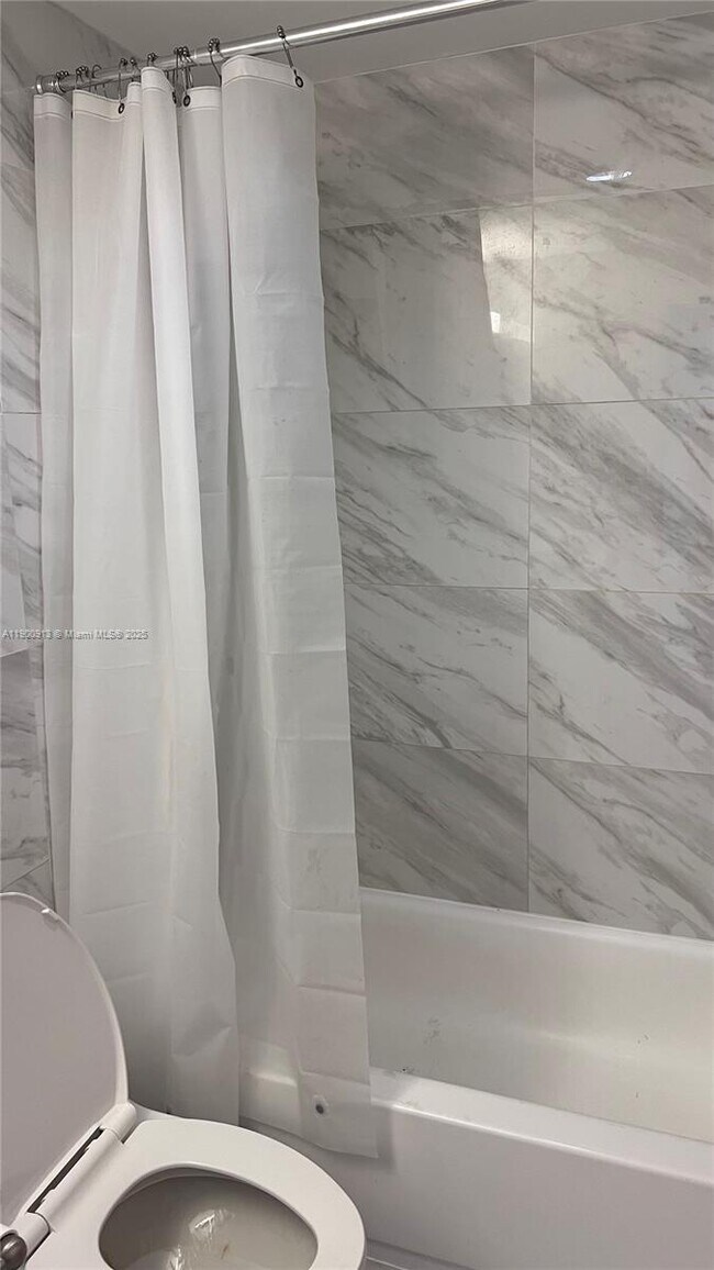 Foto del edificio - 400 Kings Point Dr