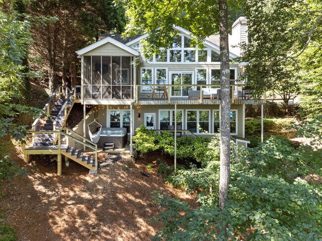 Foto del edificio - Lanier Landing - Private Dock, Hot Tub, Ga...