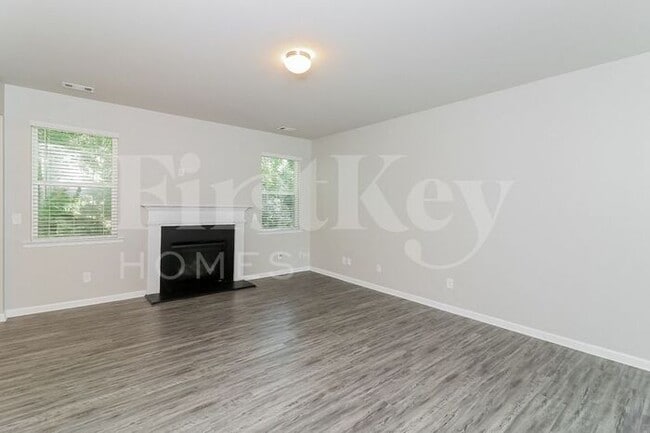 Building Photo - 305 Pinewood Dr