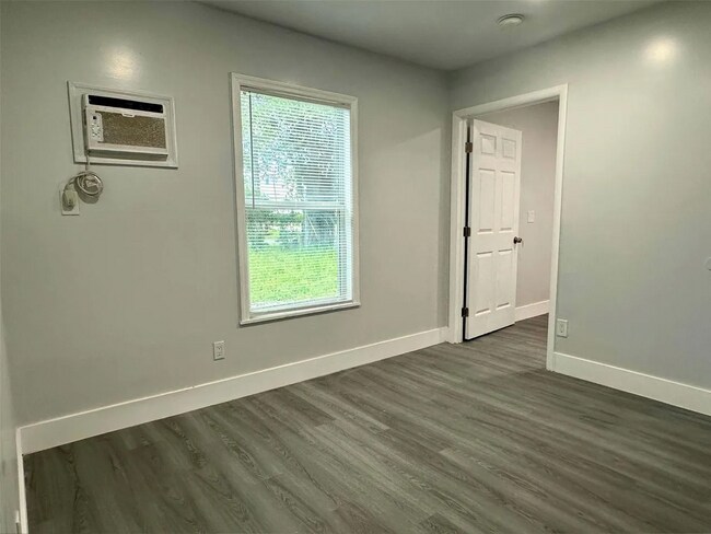 Foto del edificio - 1390 Riverland Rd