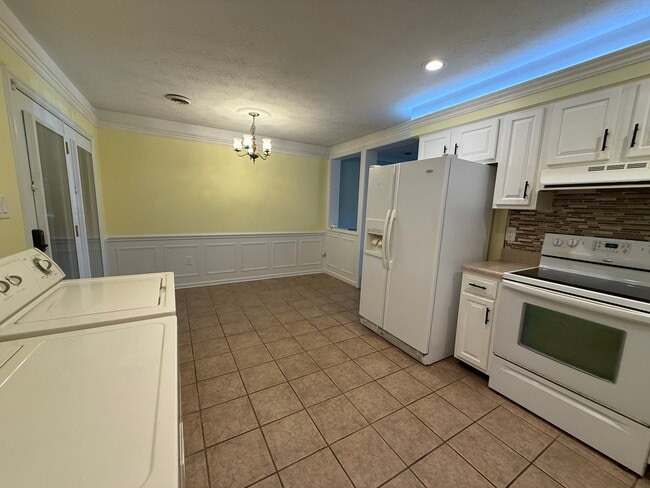 Building Photo - 1591 Kenmore Dr