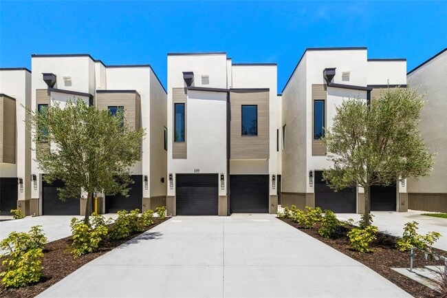 Building Photo - 216 N Hesperides St