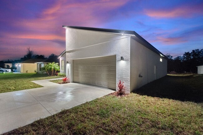 Building Photo - BRAND NEW HOME! Modern, energy efficient h...