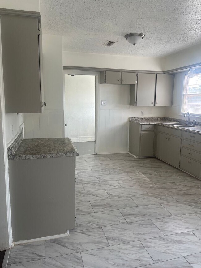 Foto del edificio - Great 4 Bedroom Close to I-27! Half off Fi...