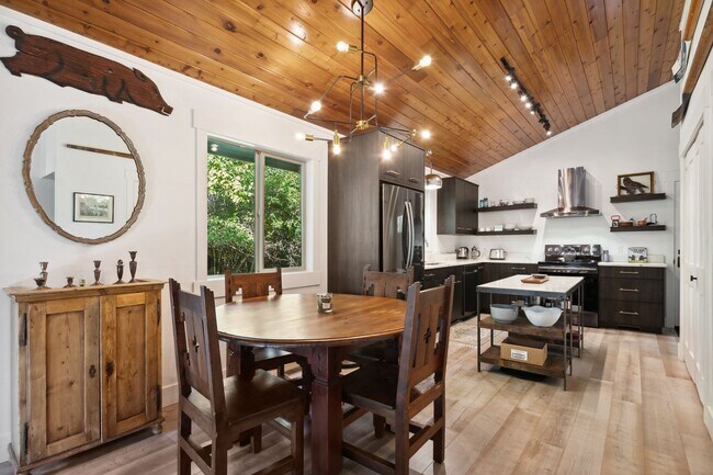 Foto del edificio - 2 bedroom, 1 bath house with Whitefish Lak...