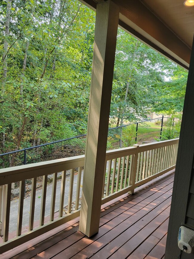 Building Photo - High end town home in perfect location