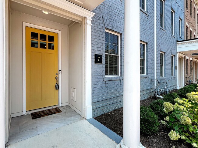 Building Photo - Stunning Luxury Townhome with Elevator in ...