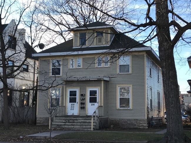Building Photo - 206 8th St S