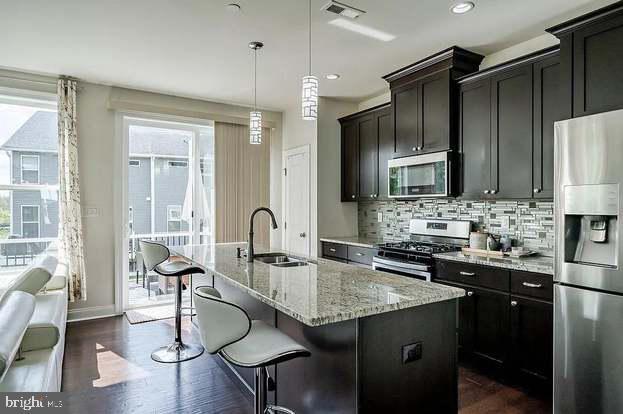 Foto del edificio - 608 Mockernut Ct