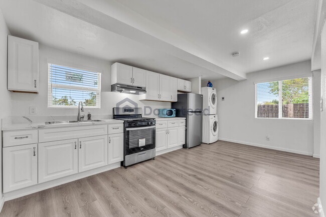 Building Photo - 551 Hichborn St