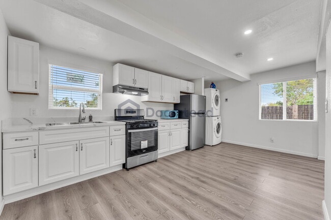 Building Photo - 551 Hichborn St