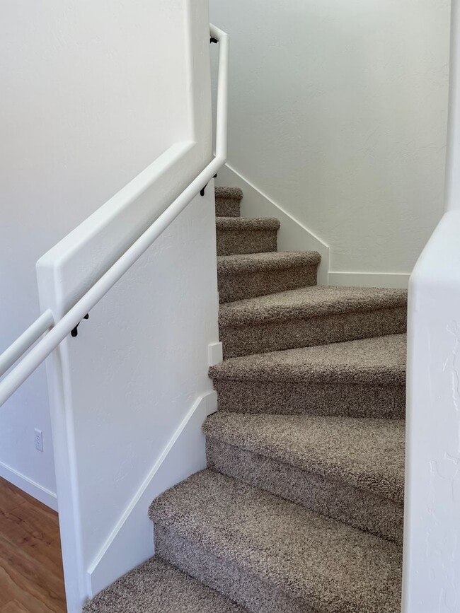 Building Photo - 3 Bedroom/2 1/2 bath, 2 car garage availab...
