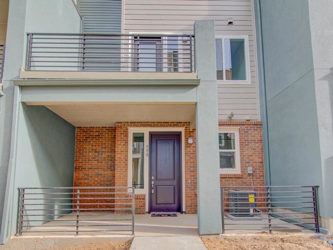 Building Photo - 598 E Hinsdale Ave