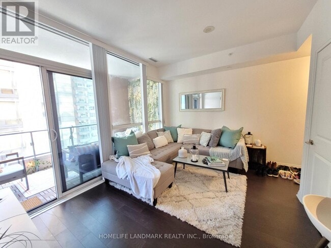 Building Photo - 8 Mercer St