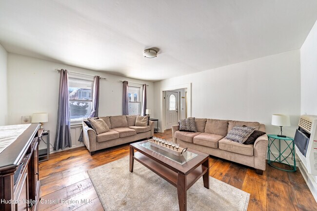 Foto del edificio - 648 Albany Turnpike