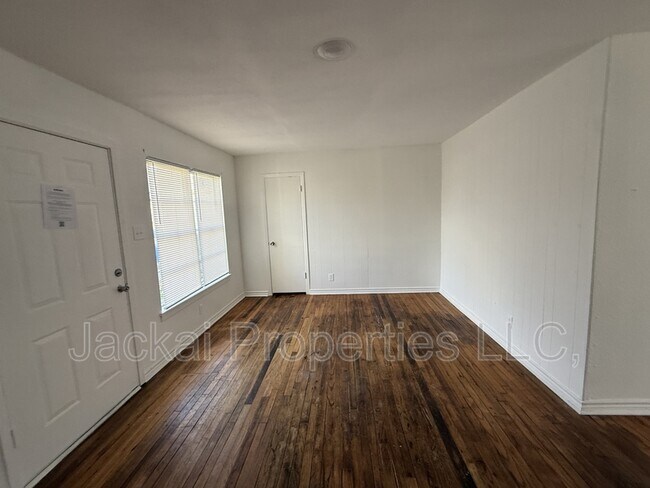 Foto del edificio - 15 MacArthur Dr