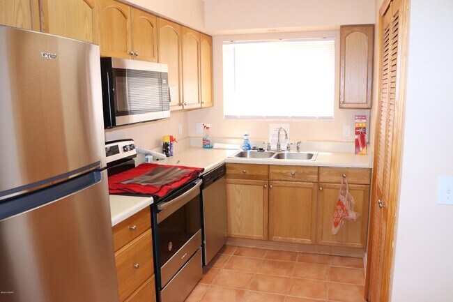 Building Photo - Two Story Townhome