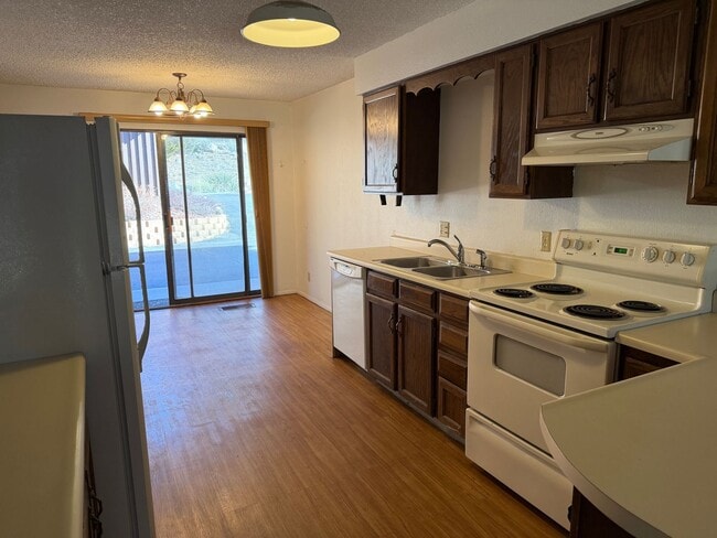 Building Photo - 2932 Holly Ave