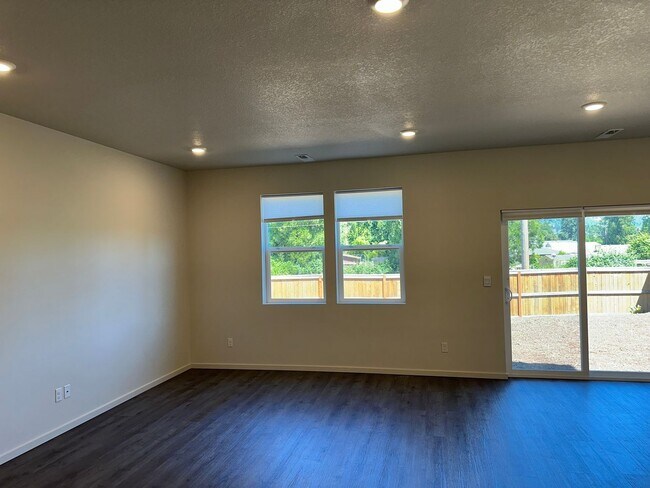 Building Photo - 4 bedroom 2.5 bathrooms in the beautiful M...