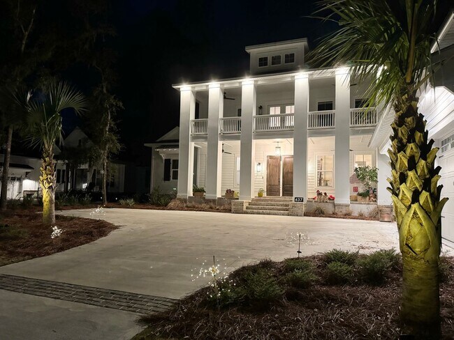 Building Photo - Pool/ Waterfront/ Custom Home in Waterways!