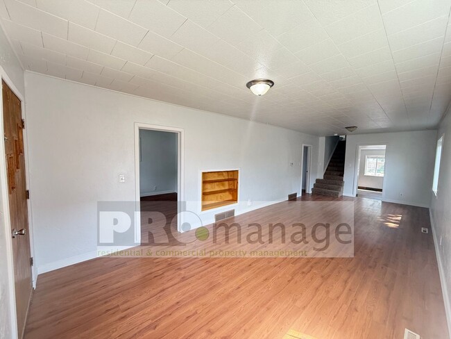 Building Photo - Charming 4 Bed / 2 Bath Home with Vintage ...