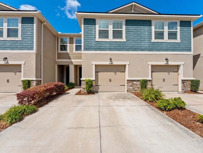 Foto del edificio - Stunning, 3-bedroom, 2.5-bath, townhome located in the highly desirable GATED resort community of...