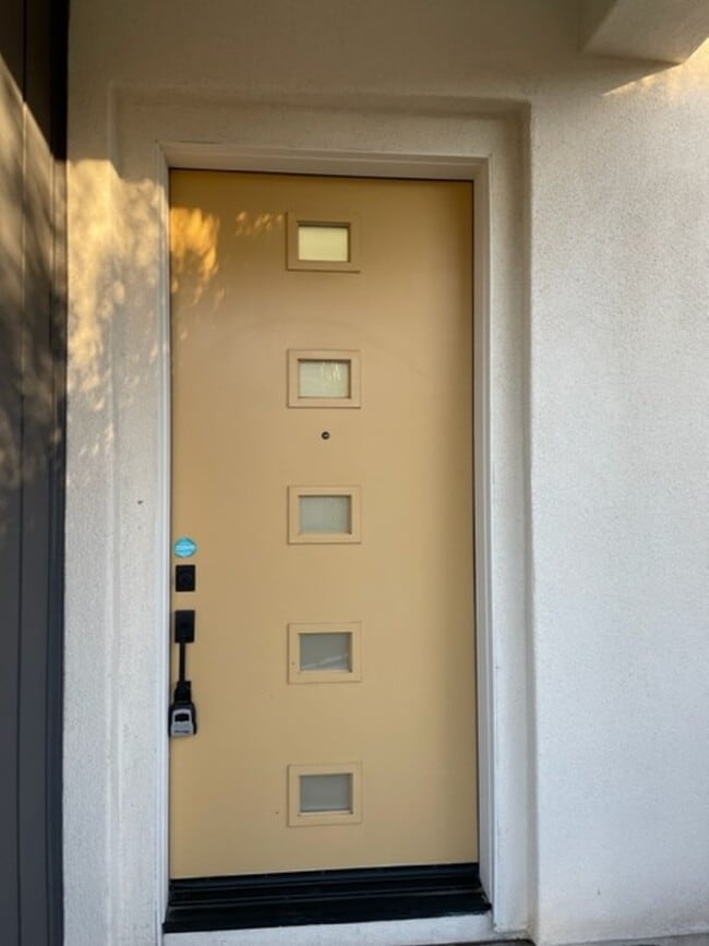Building Photo - Stunning 3 bedroom 3 bath home in the Grea...