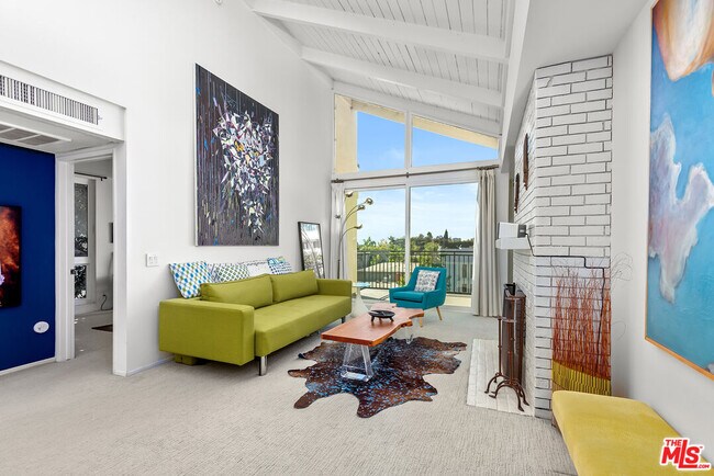 Foto del edificio - 1340 S Beverly Glen Blvd