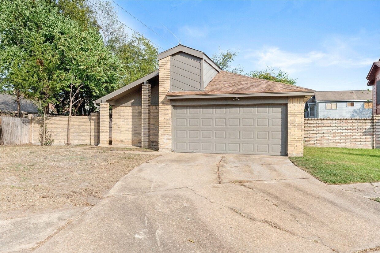 Foto principal - 10746 Staghill Dr