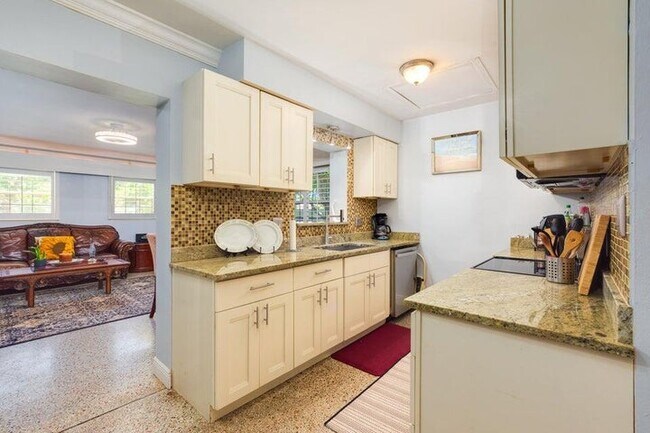 Building Photo - 145 SE 3rd Ave