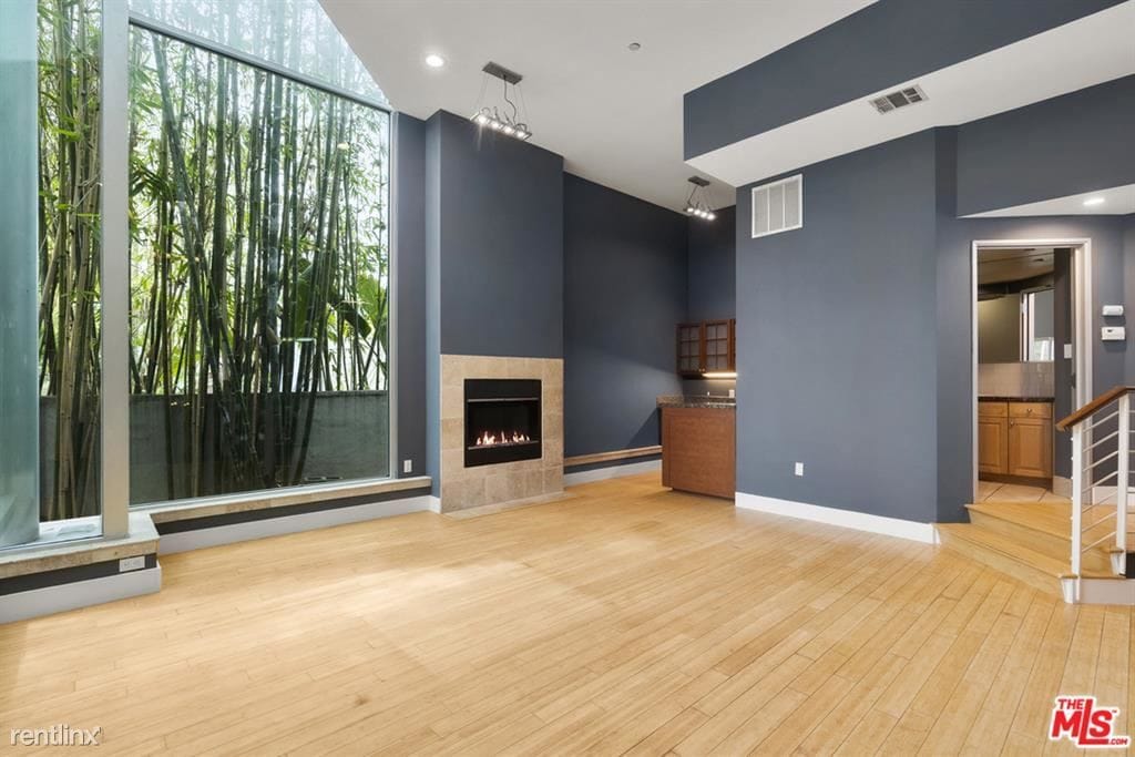 Primary Photo - 3 br, 3.5 bath Condo - 914 N West Knoll Dr
