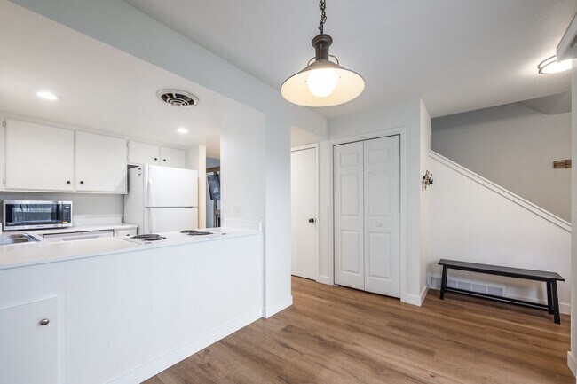 Building Photo - Conveniently Located Racquet Club Condo