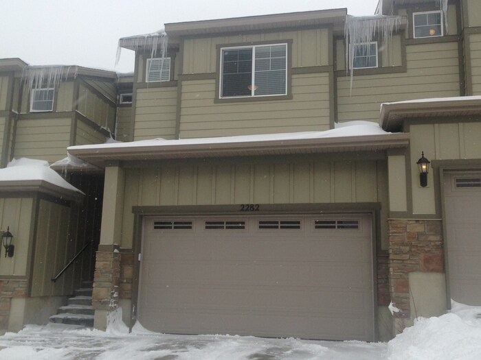 Primary Photo - Suncrest Townhome for Rent- Great Price!